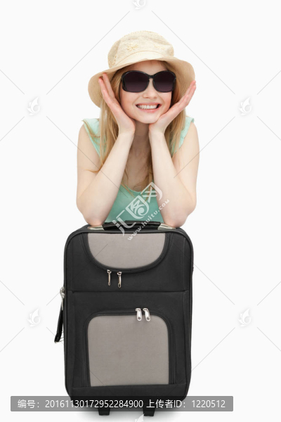 坐在手提箱上的快活女子