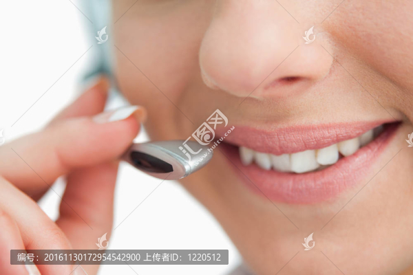 閉上嘴微笑的商人說耳機(jī)