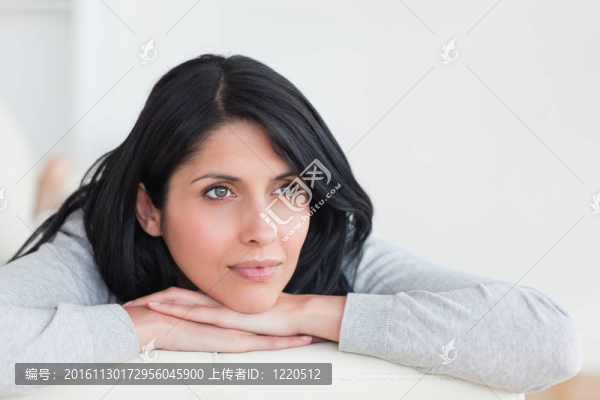 女人在沙發(fā)上把頭交叉在胳膊下