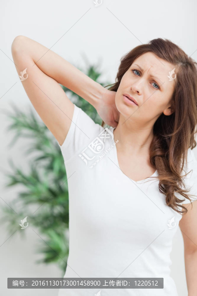黑發(fā)女人站著，把手放在她的脖子