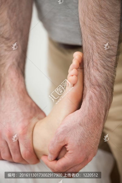 醫(yī)生使聯(lián)合動(dòng)員在一個(gè)女人的腳踝