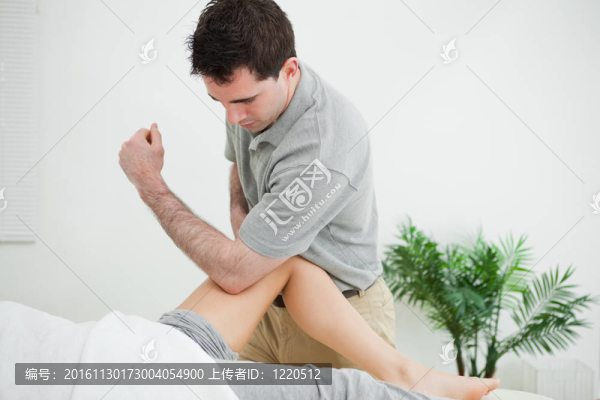棕色頭發(fā)的理療按摩女人的腿