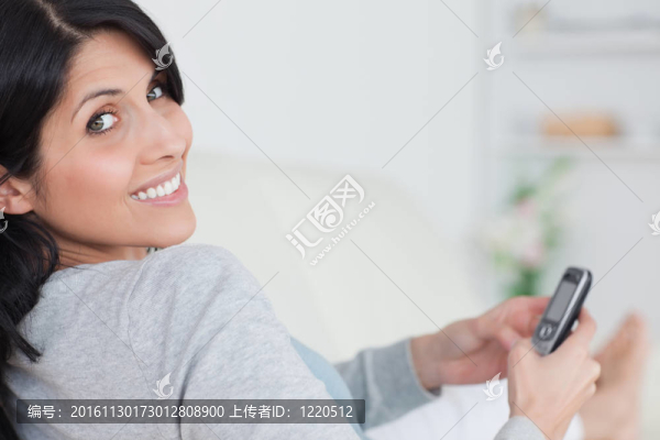 面帶微笑的女人躺在沙發(fā)上