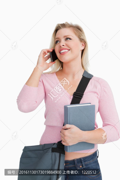 微笑的女人一邊看一邊看電話