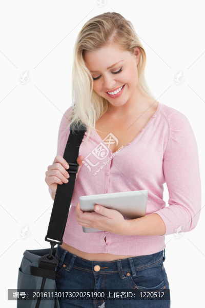 快樂的金發(fā)女人拿著她的平板電腦