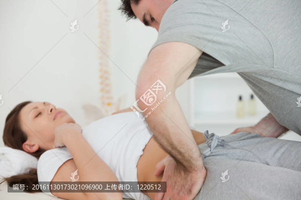 被檢查的女人
