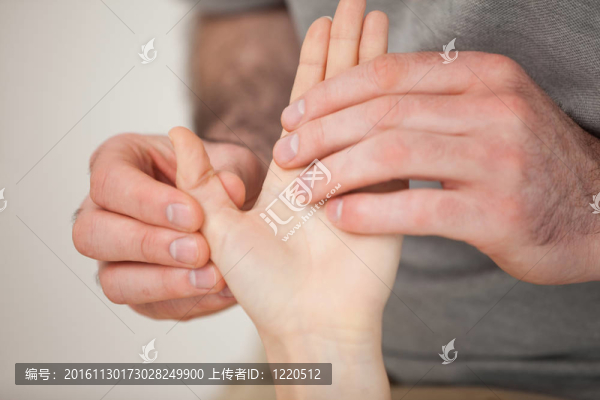 拇指被醫(yī)生按摩