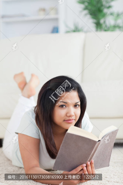 女人躺在地板上看書