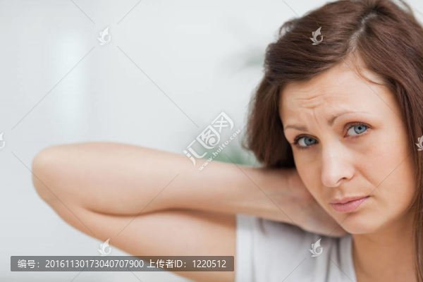 布朗頭發(fā)女孩把她的手放在她的脖子上