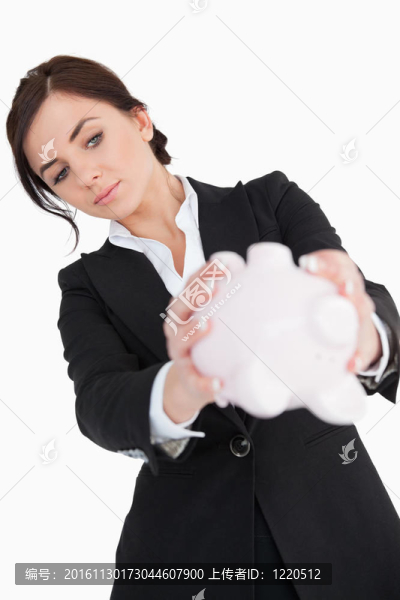穿黑色西裝的女人倒著存錢罐
