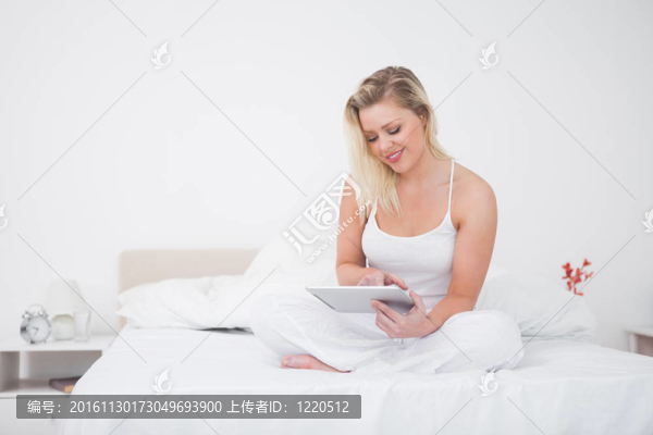 金發(fā)女郎在坐的時(shí)候使用一本電子書(shū)