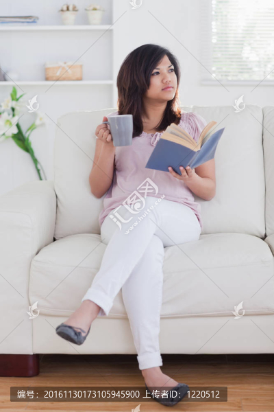 從杯子里喝的女人