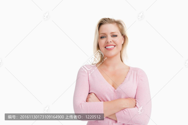 快樂(lè)的金發(fā)女人穿過(guò)她的胳膊