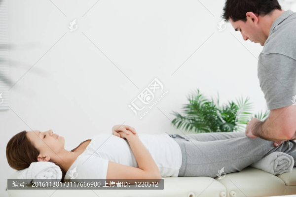 黑發(fā)女子躺在按摩的人