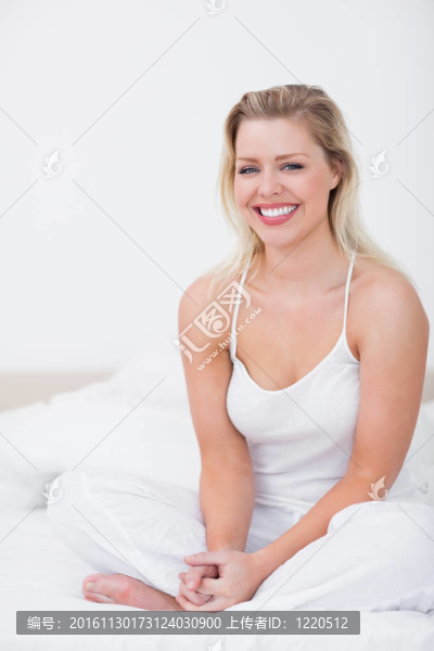 微笑的金發(fā)交叉腿