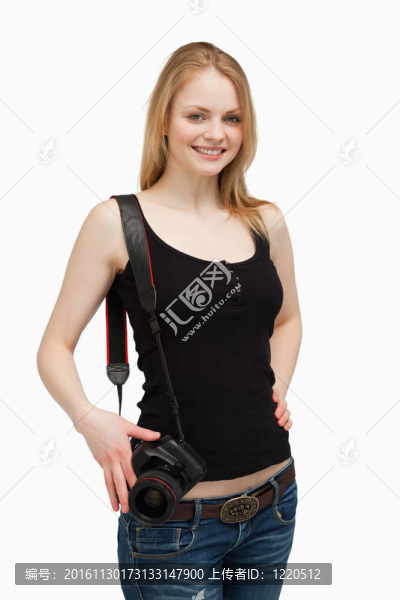 女人帶著相機(jī)微笑著