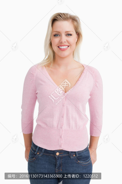 快樂的金發(fā)女人把手放在口袋里