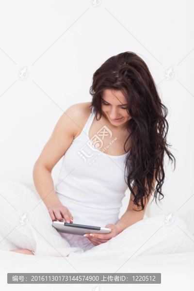 微笑的女女人用她的觸摸屏