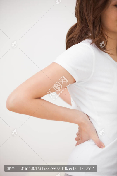 女人按摩她的背疼
