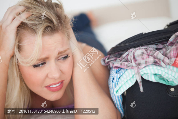 年輕女子看著她的手提箱