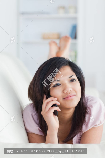 女人放松在沙發(fā)上打電話