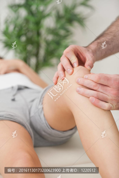 醫(yī)生的手指按摩腿
