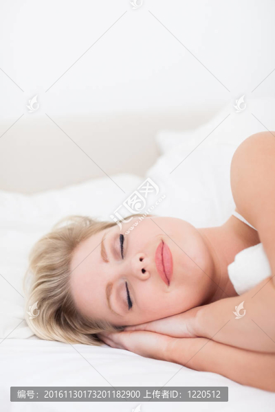 年輕的女人笑著睡覺