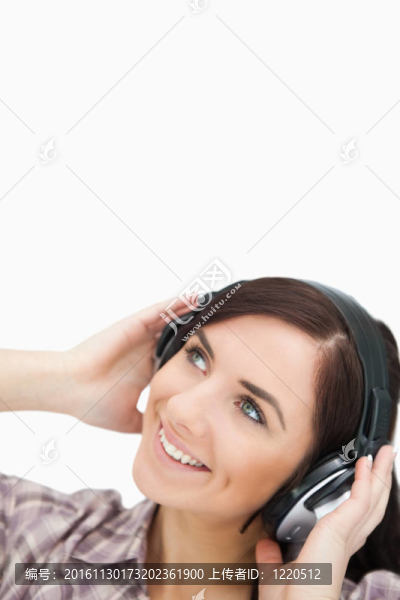 女人一邊看一邊用耳機欣賞音樂