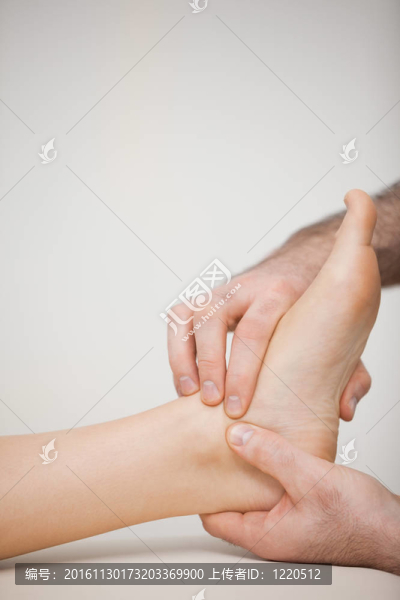 醫(yī)生按摩腳邊的