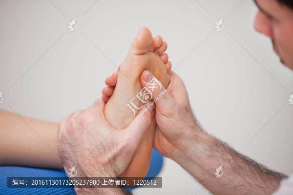 實踐上女人的腳足反射療法