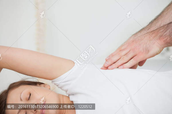 和平的病人被醫(yī)生按摩