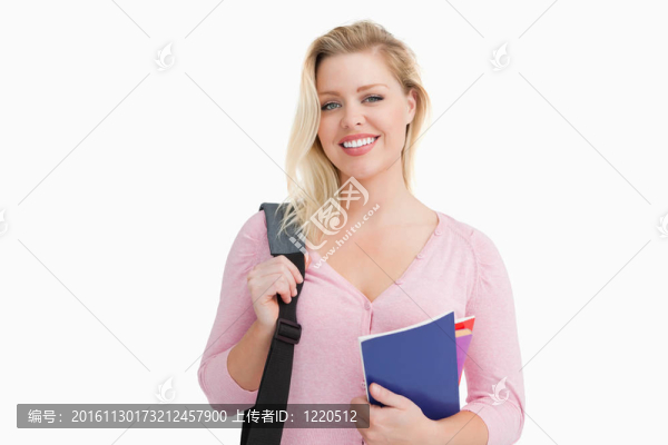 金發(fā)女子站在手里拿著筆記本