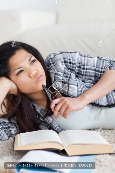 一個女人抱著一支筆和一本書