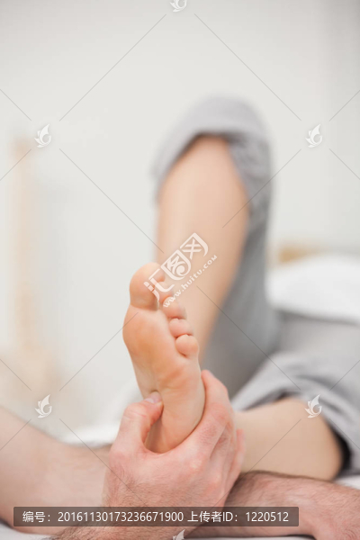 醫(yī)生拇指壓腳底