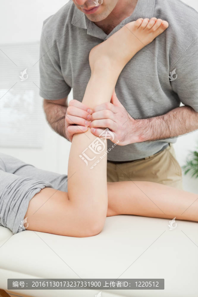靠近一個男人一個女人的腿按摩