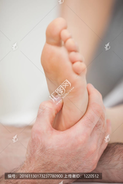被拇指觸摸的腳