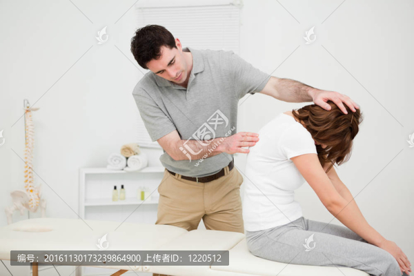 物理治療師看一個女人的脊柱