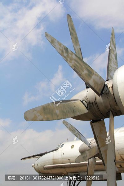 舊飛機發(fā)動機