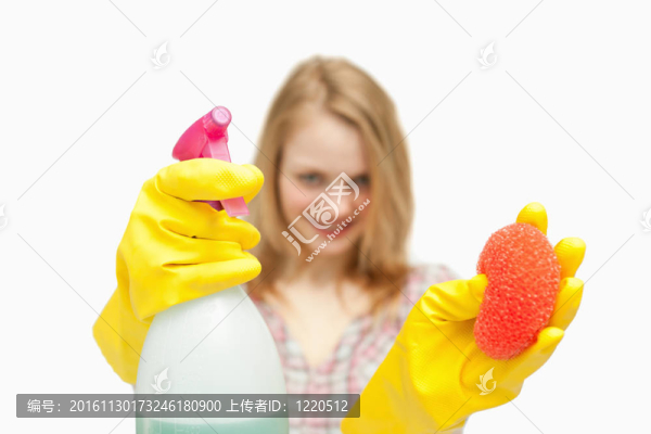 婦女呈現(xiàn)清潔用品