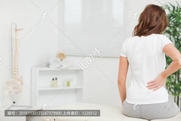 女人坐在桌子上碰她的后背