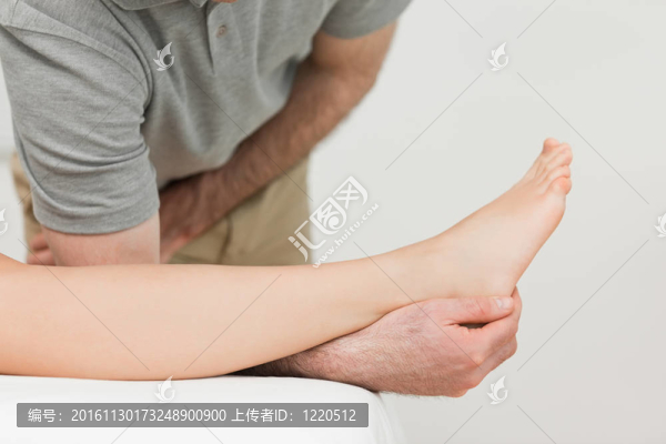 物理治療師的工作嚴(yán)重的腳踝