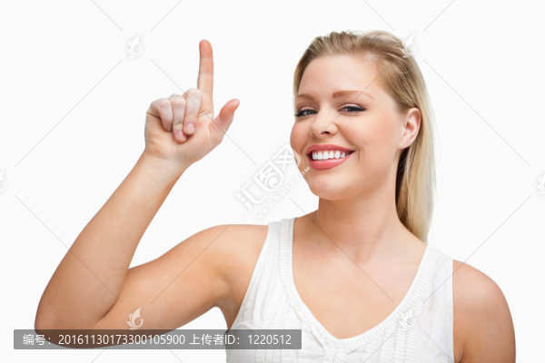 快樂的金發(fā)女人指著她的手指