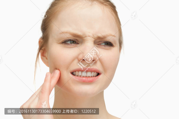 女人按摩臉頰