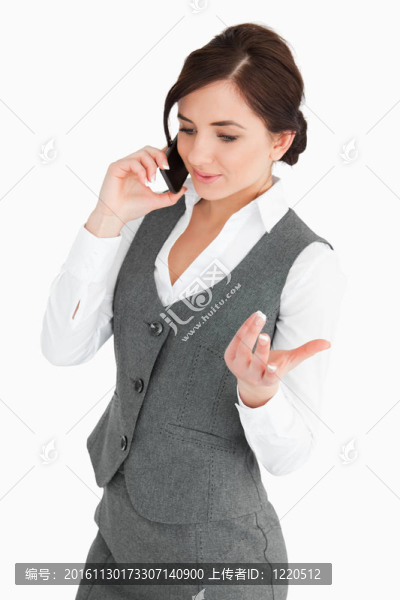 漂亮女人穿西裝通過電話說話