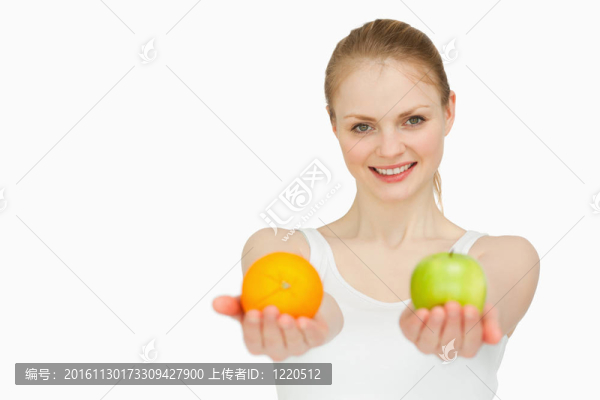 年輕女子微笑著獻水果
