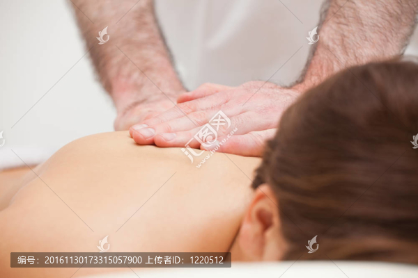靠近一個醫(yī)生按摩女人的背