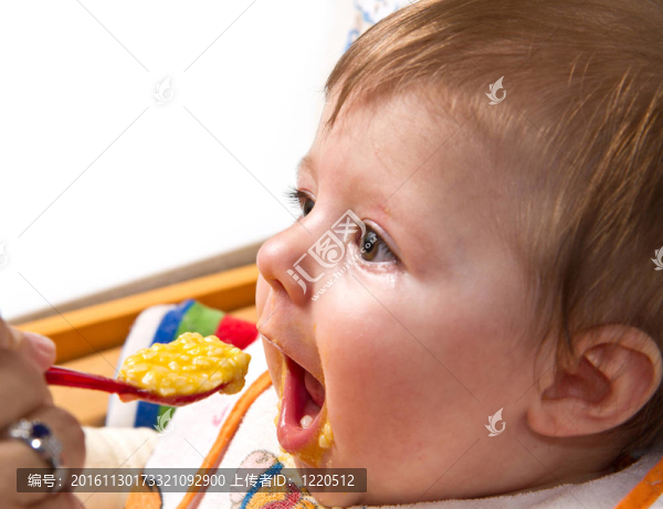 小男孩吃嬰兒
