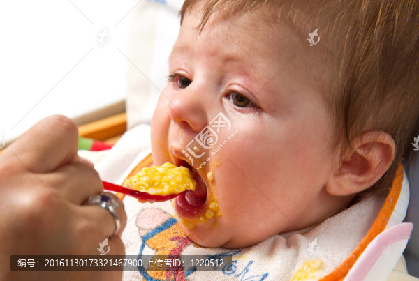 小男孩吃嬰兒