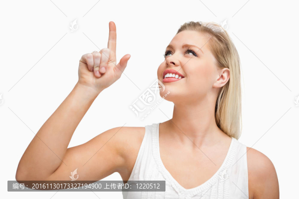 迷人的金發(fā)女人指著她的手指