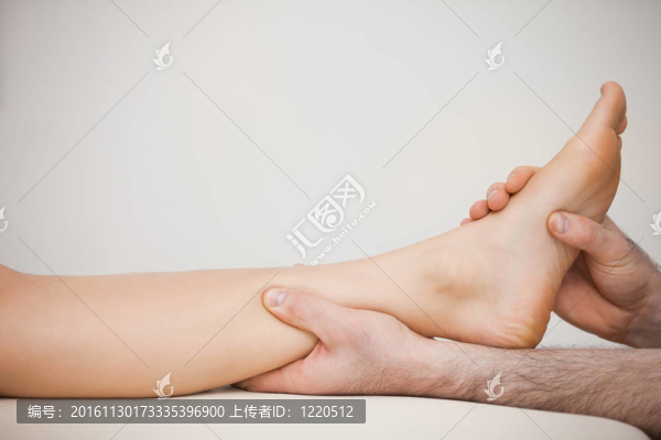 手足病醫(yī)生抱著病人小腿